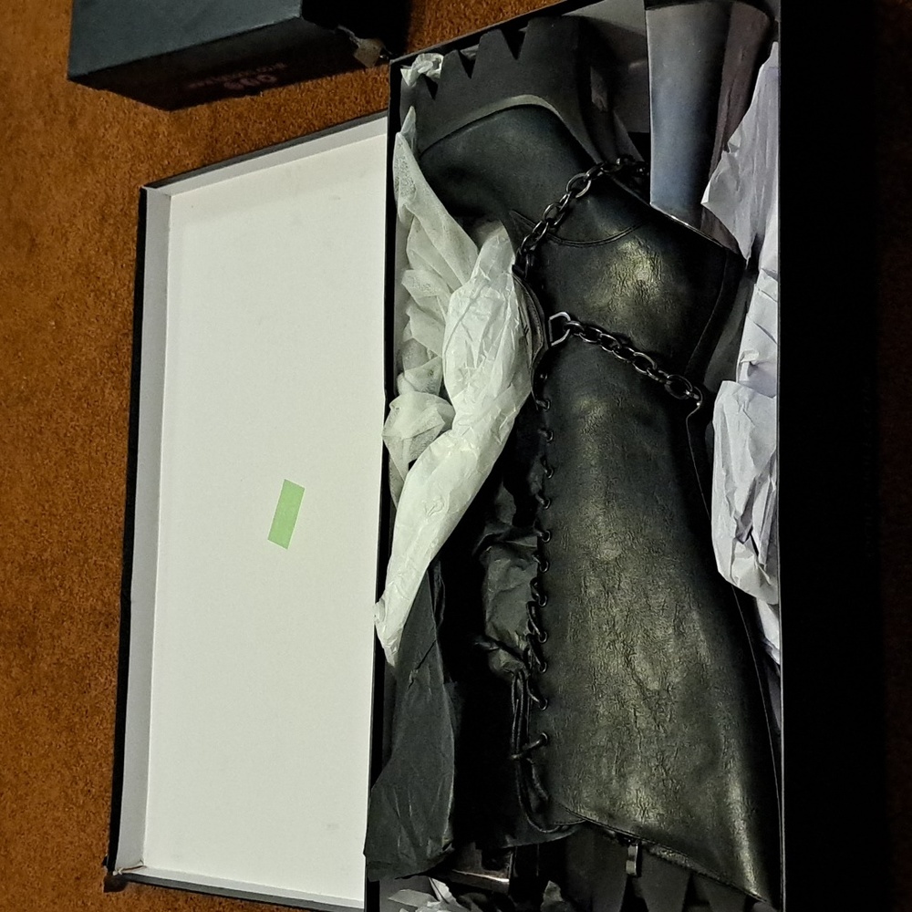 Widow knee boots .looks like a knight crest in the front.But It's The WidowCrest - Picture 4 of 5